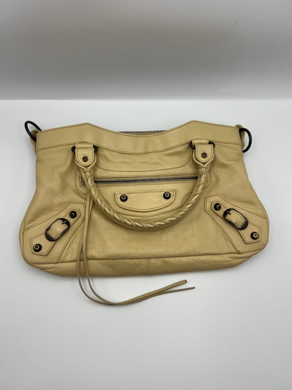 Sac Balenciaga en cuir clair après les soins réalisés dans notre atelier
