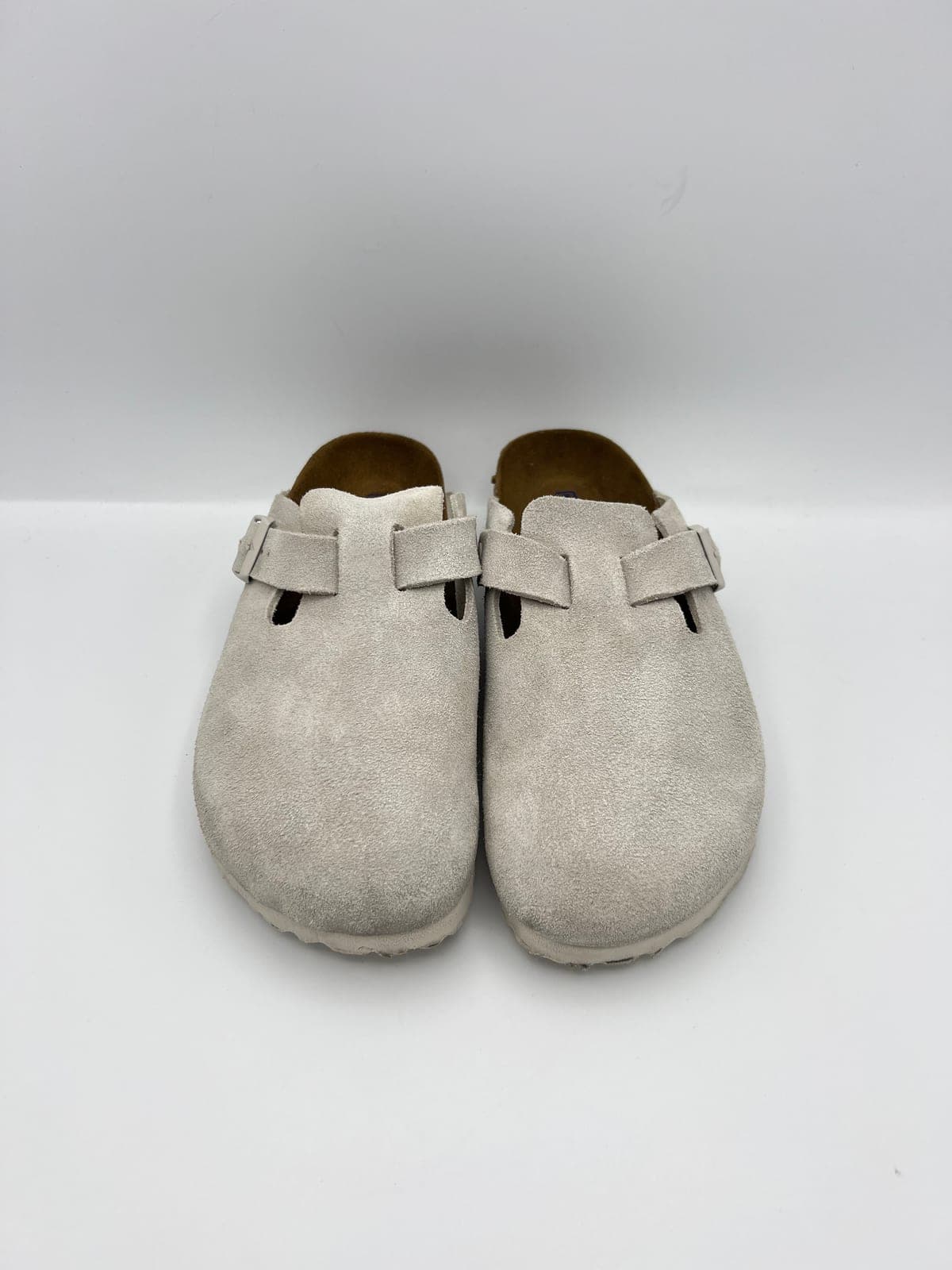 Sabots Birkenstock Boston en daim clair après les soins dans notre atelier