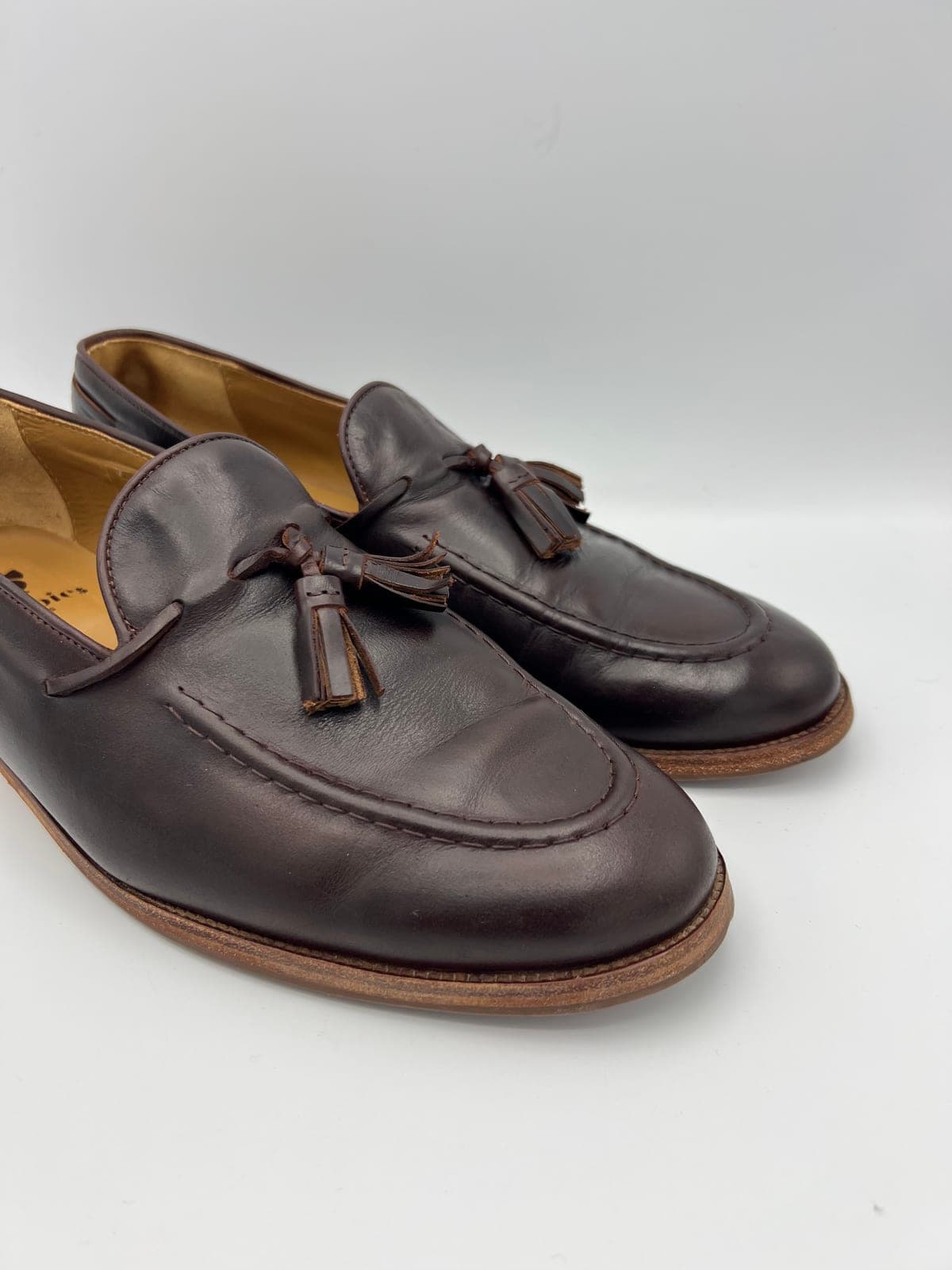 Mocassins Bobbies à pompons après les soins dans notre atelier