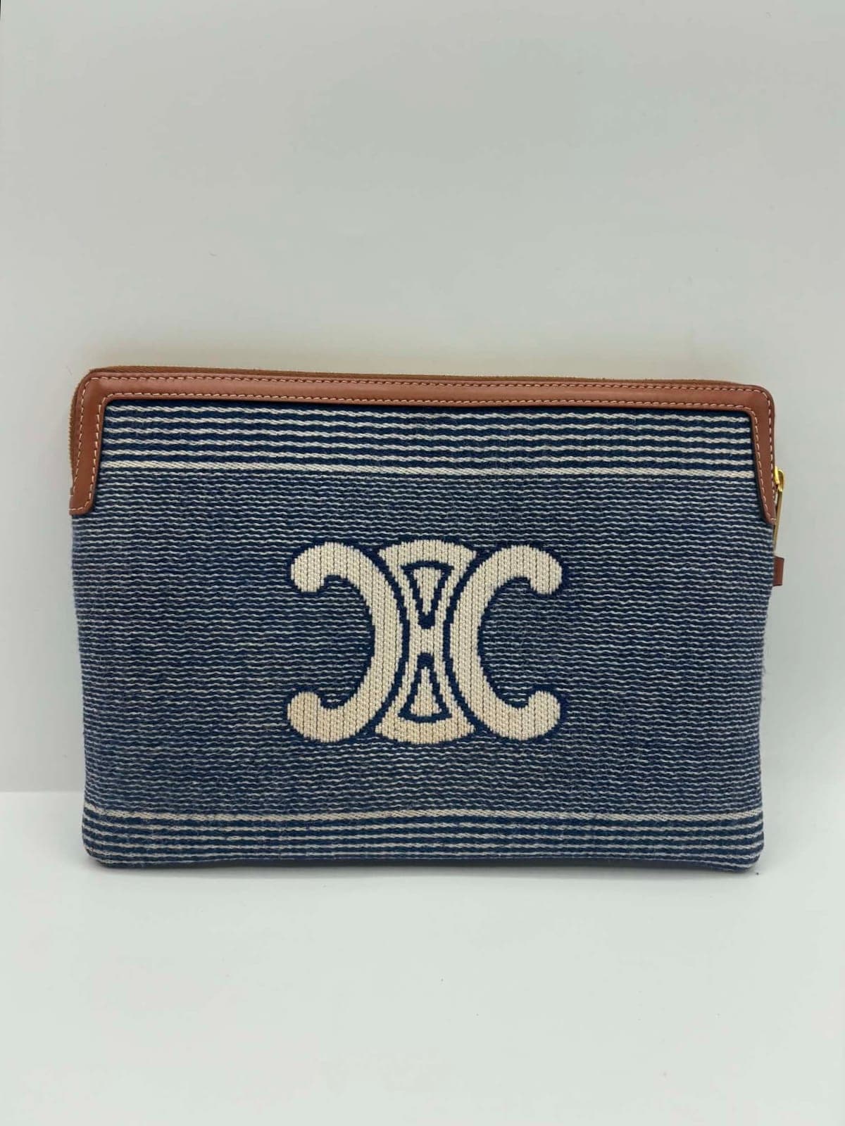 Pochette Céline en toile et cuir après les soins réalisés dans notre atelier