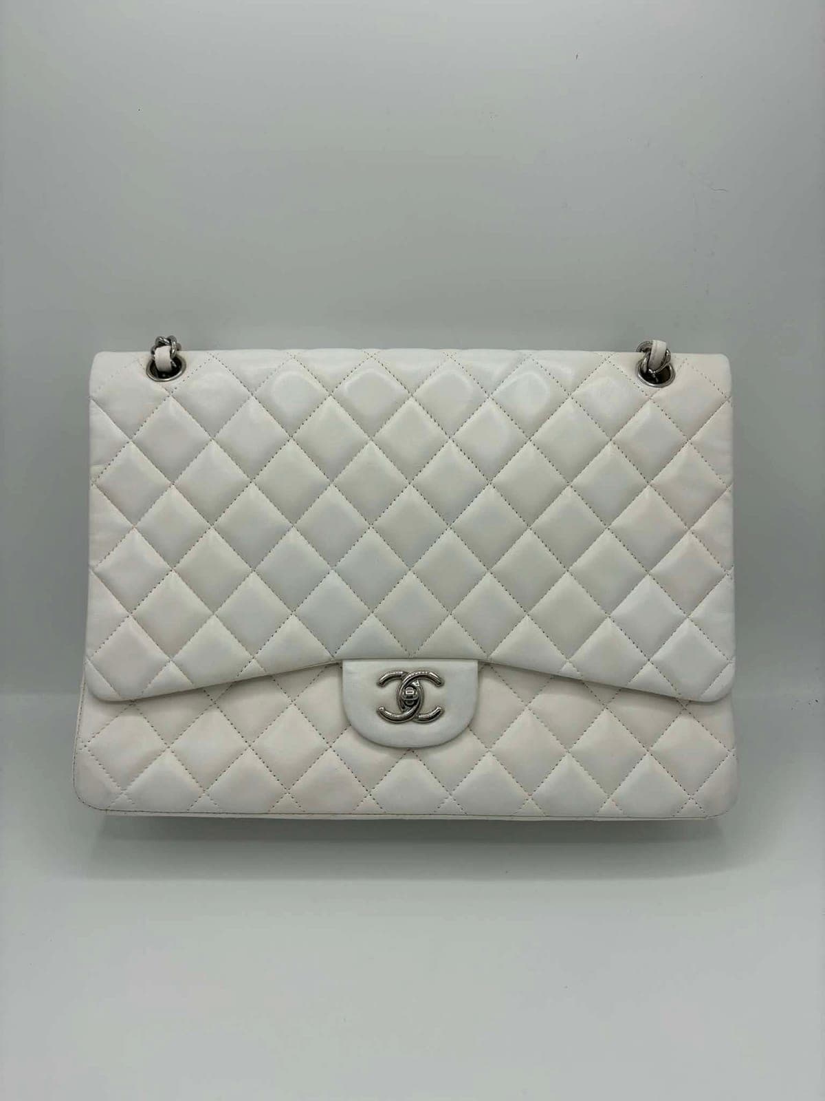 Sac Chanel classique en cuir clair après les soins réalisés dans notre atelier