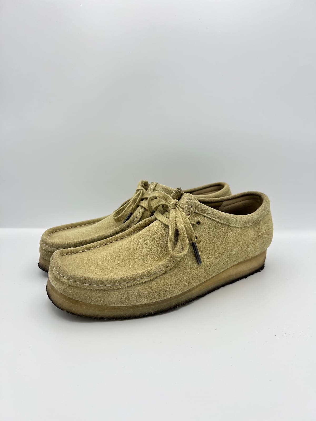Clarks Wallabee en daim beige après les soins dans notre atelier