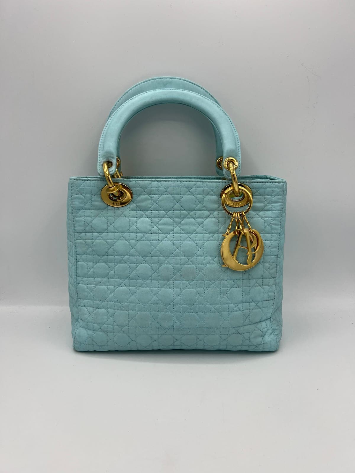 Sac Lady Dior bleu après les soins réalisés dans notre atelier