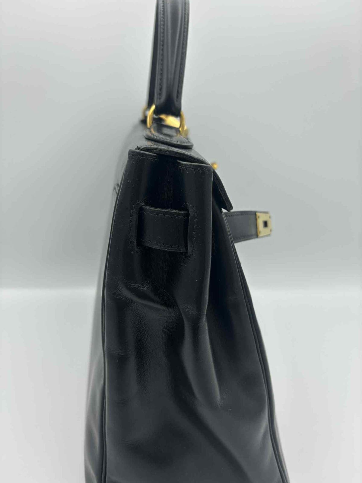Sac Hermès Kelly en cuir noir après les soins réalisés dans notre atelier