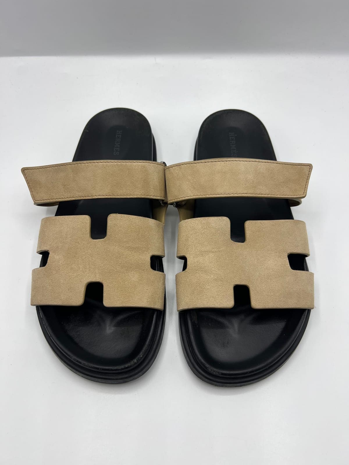 Sandales Hermès Chypre en daim camel après les soins dans notre atelier