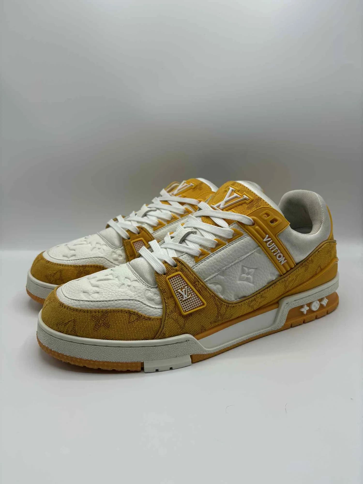 LV Trainer jaune et blanche après nettoyage et rénovation en atelier