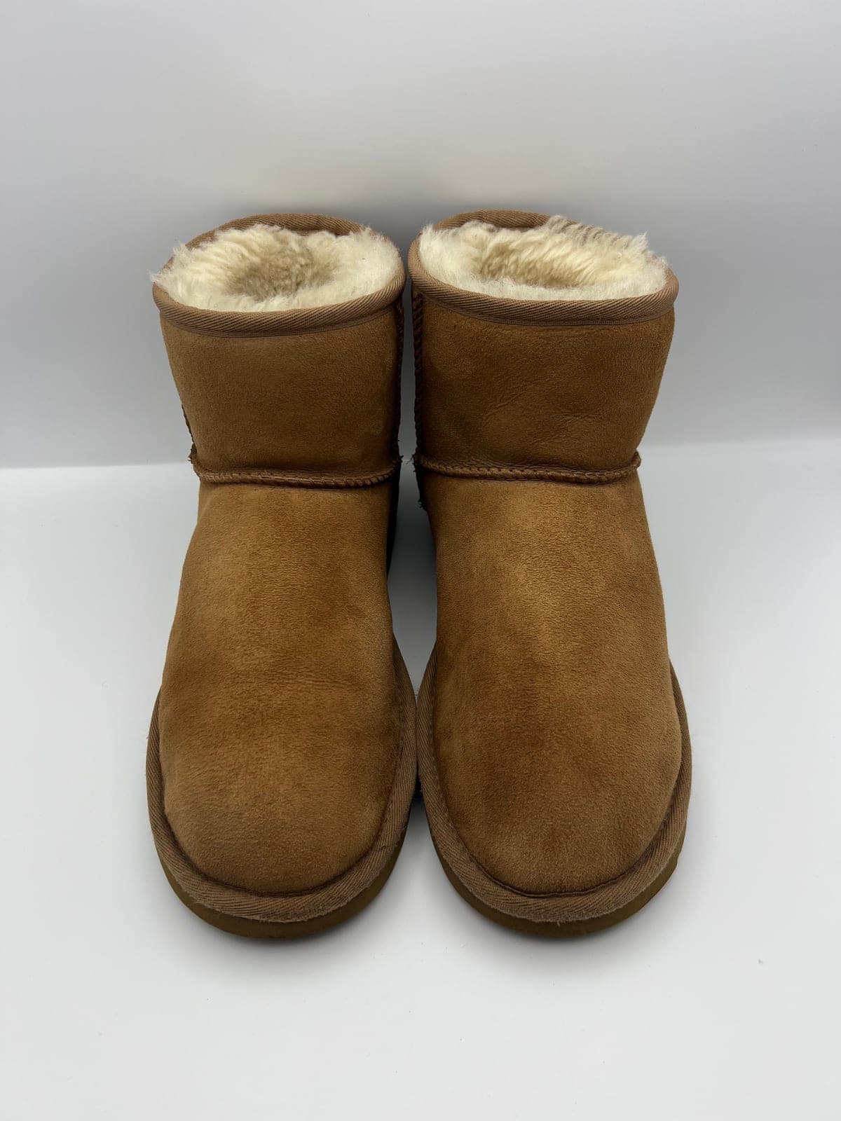 UGG Classic Mini : détachage après les soins dans notre atelier
