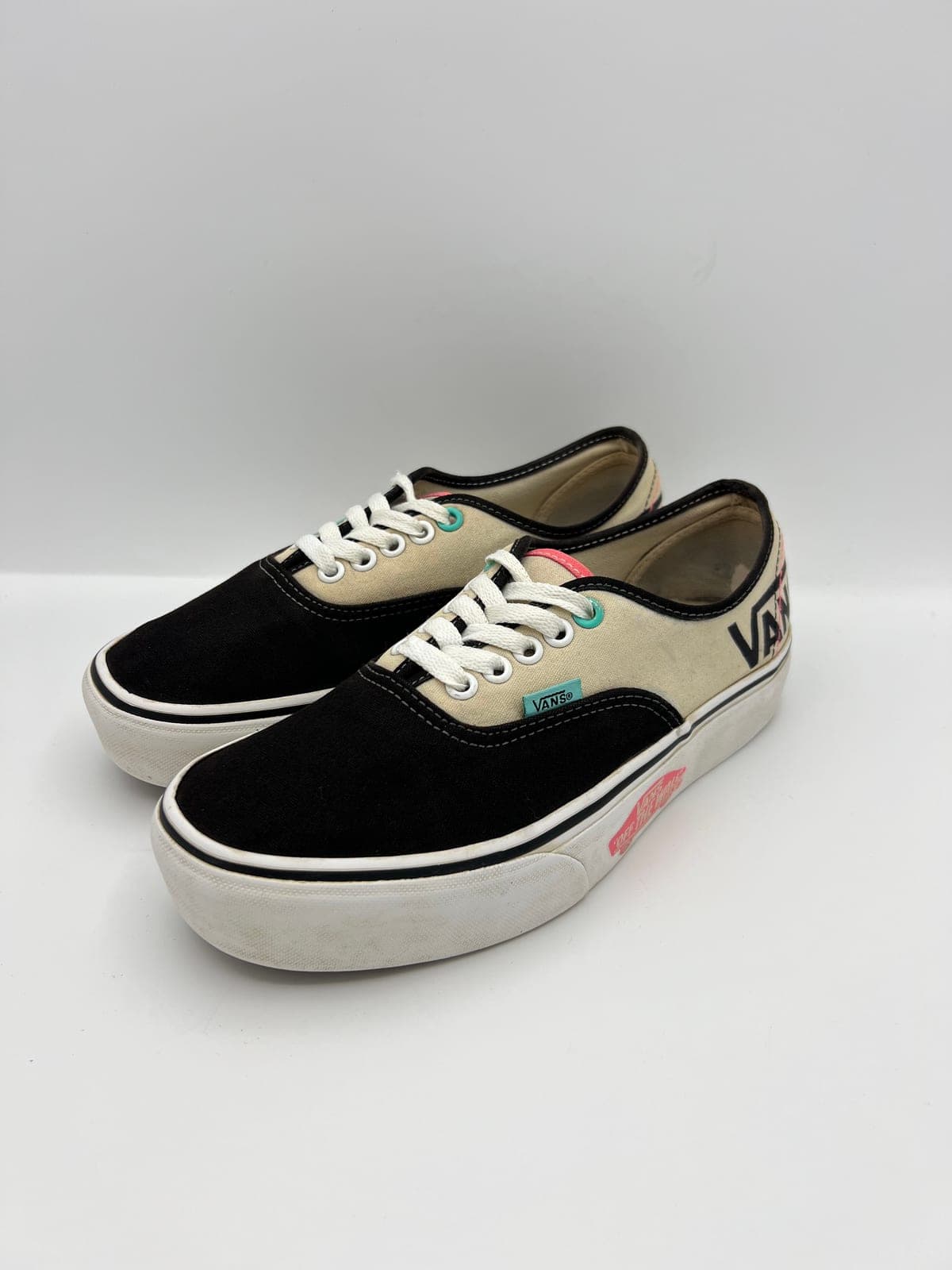 Même paire de Vans Authentic noires et beige après les soins dans notre atelier