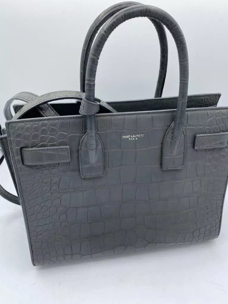 Sac Saint Laurent gris à motif crocodile après nettoyage et rénovation dans notre atelier