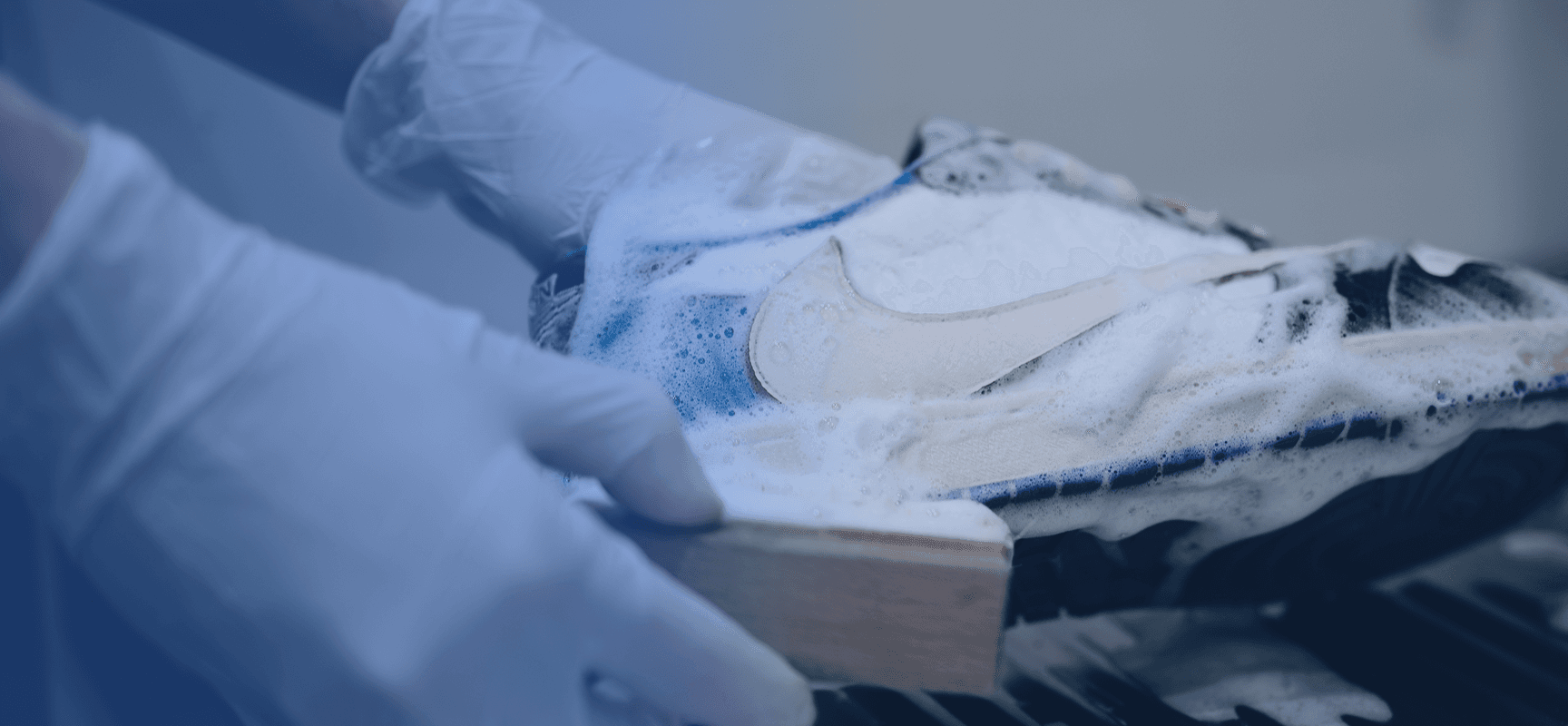 Nettoyage professionnel de sneakers dans notre atelier