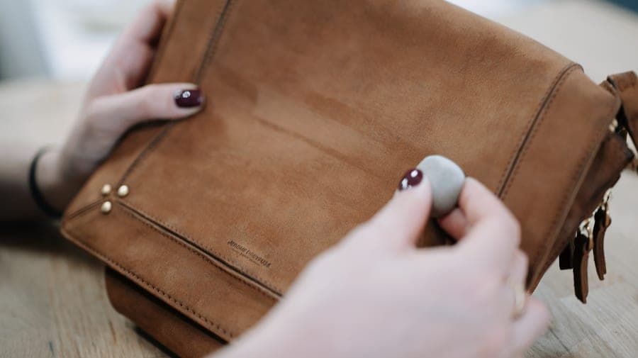 Soin du cuir d’un sac à main, réalisé à la main
