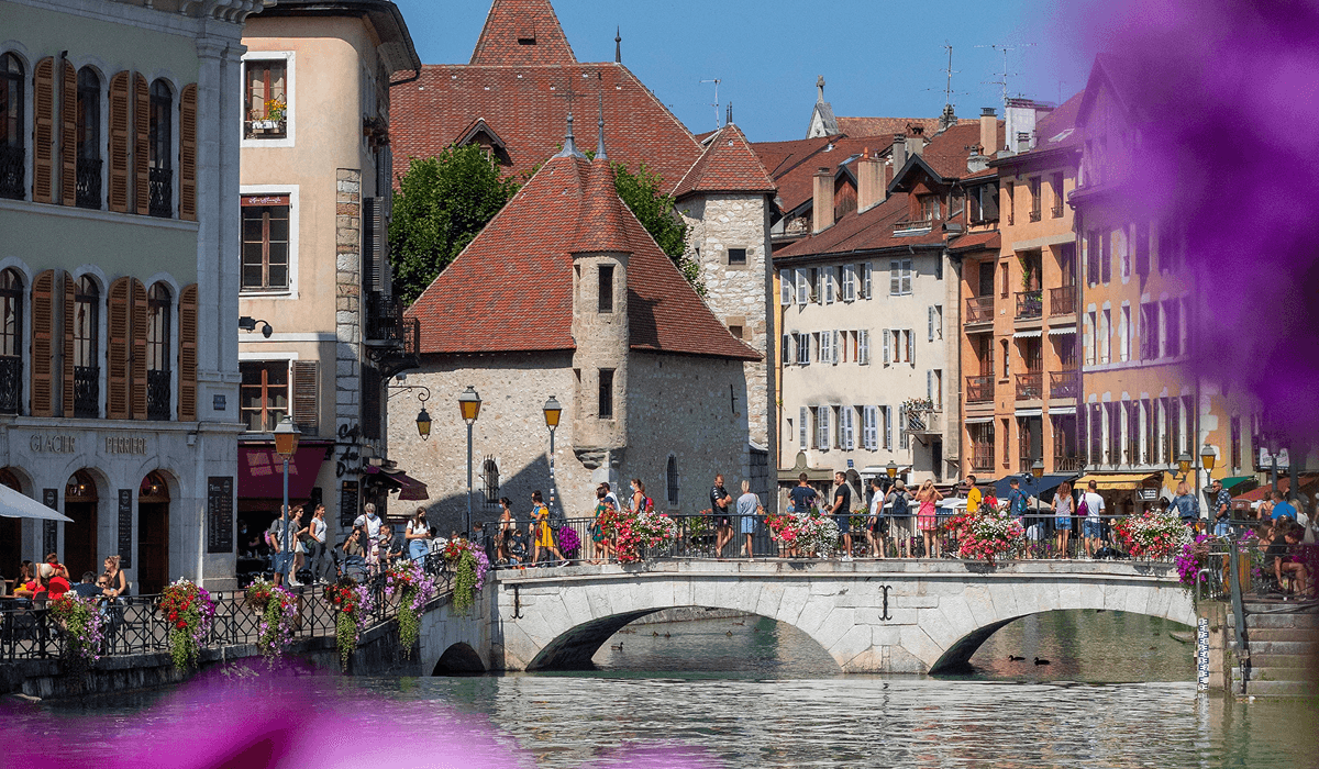 Vue de Annecy, ville desservie par la Laverie des Sneakers