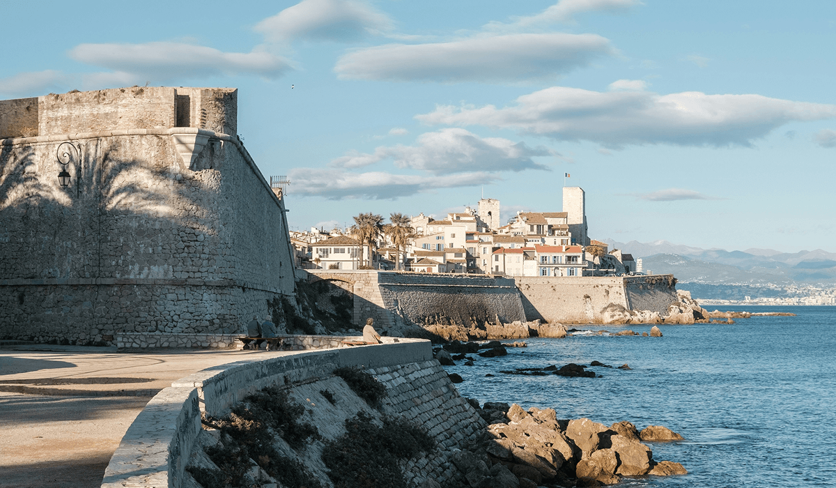 Vue de Antibes, ville desservie par la Laverie des Sneakers