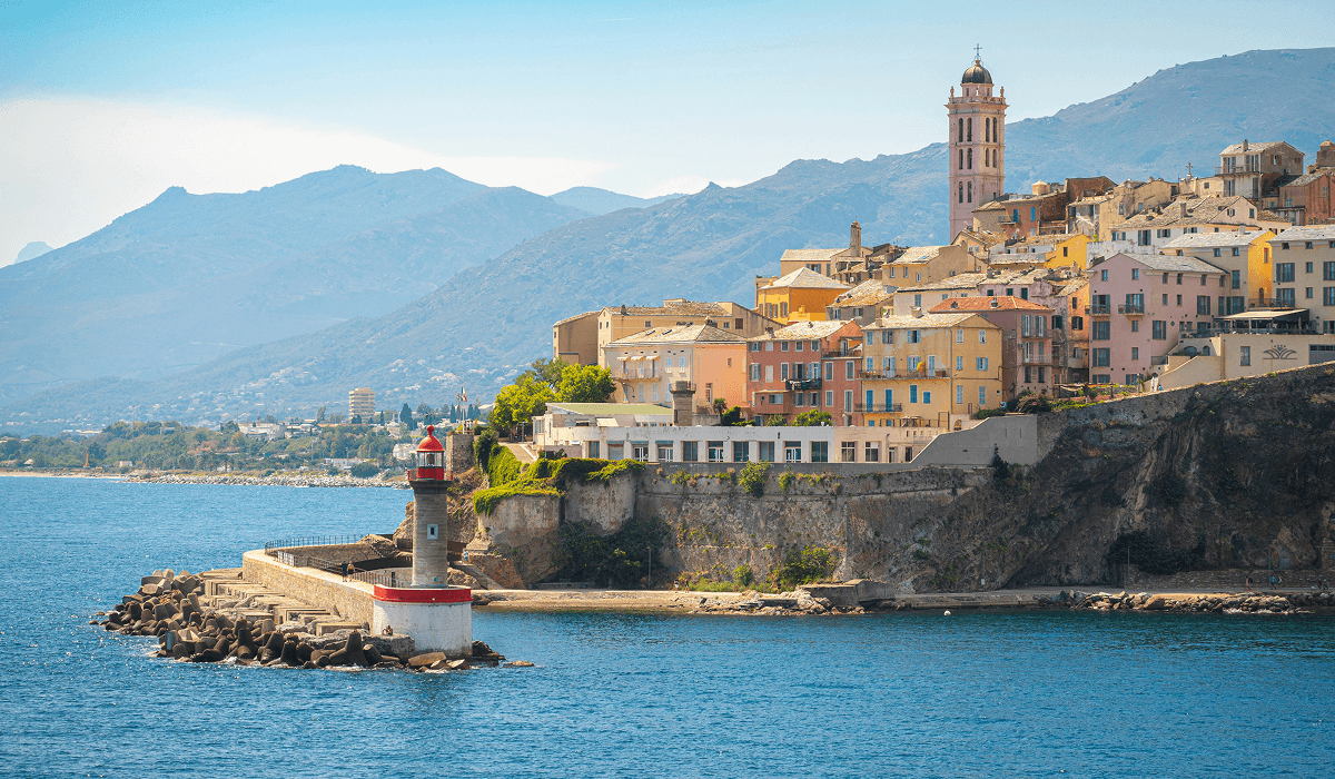 Vue de Bastia, ville desservie par la Laverie des Sneakers