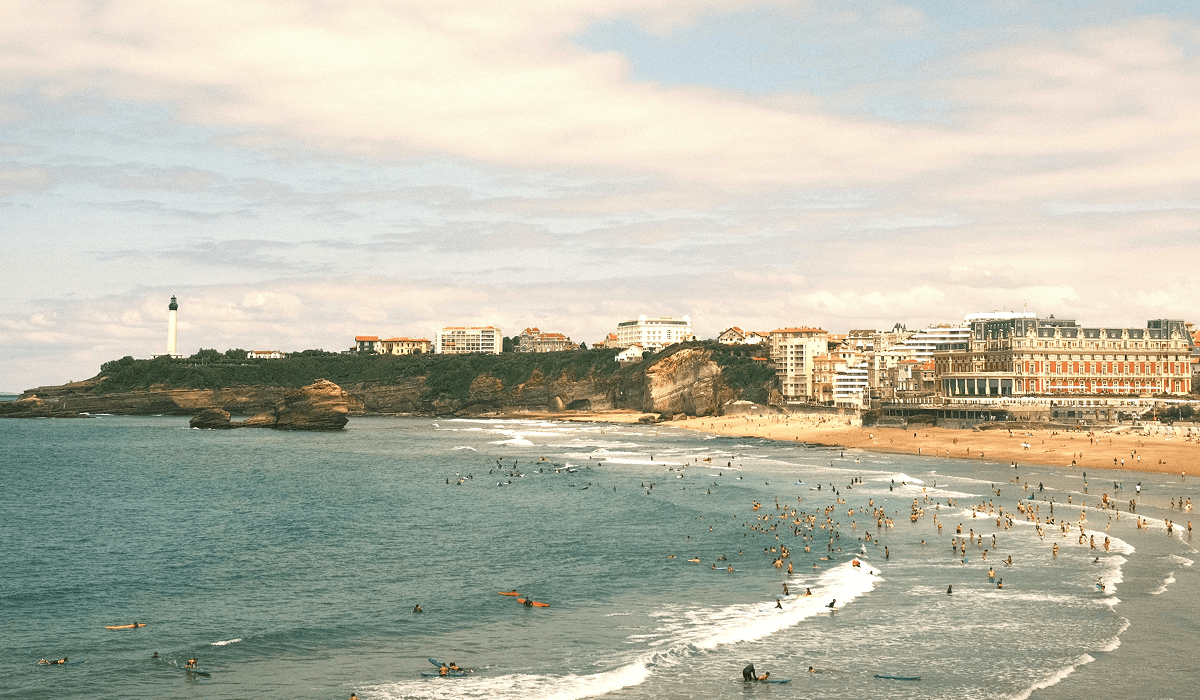 Vue de Biarritz, ville desservie par la Laverie des Sneakers