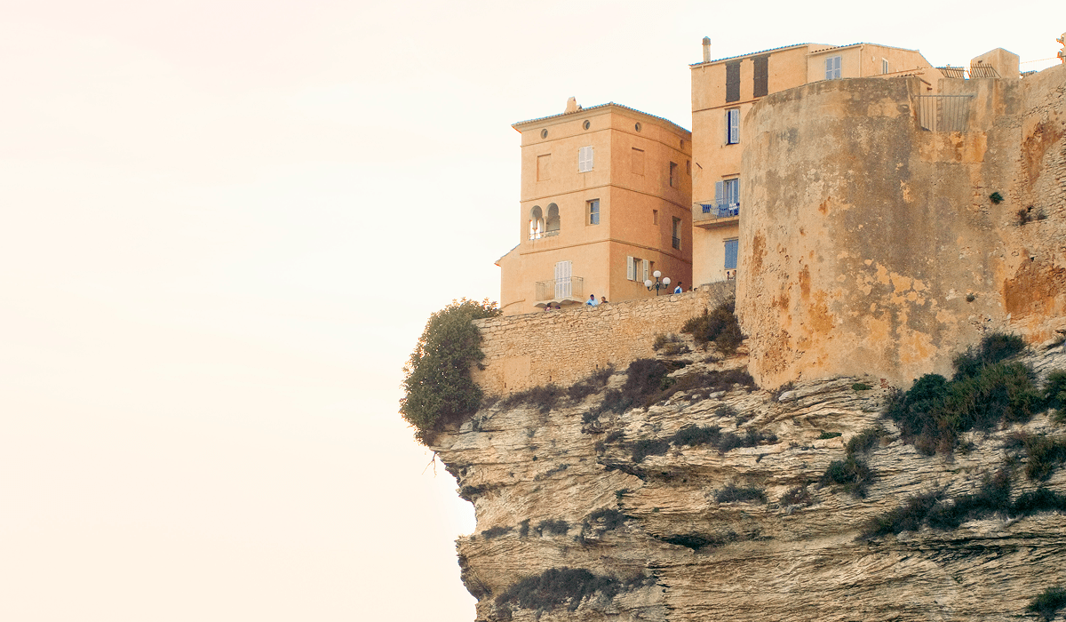 Vue de Bonifacio, ville desservie par la Laverie des Sneakers