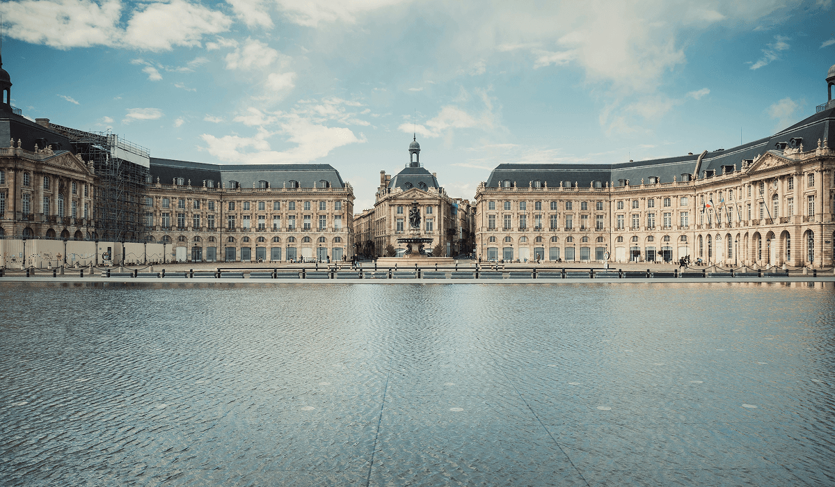 Vue de Bordeaux, ville desservie par la Laverie des Sneakers
