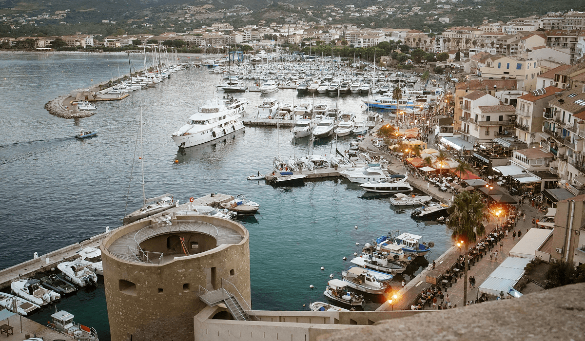 Vue de Calvi, ville desservie par la Laverie des Sneakers