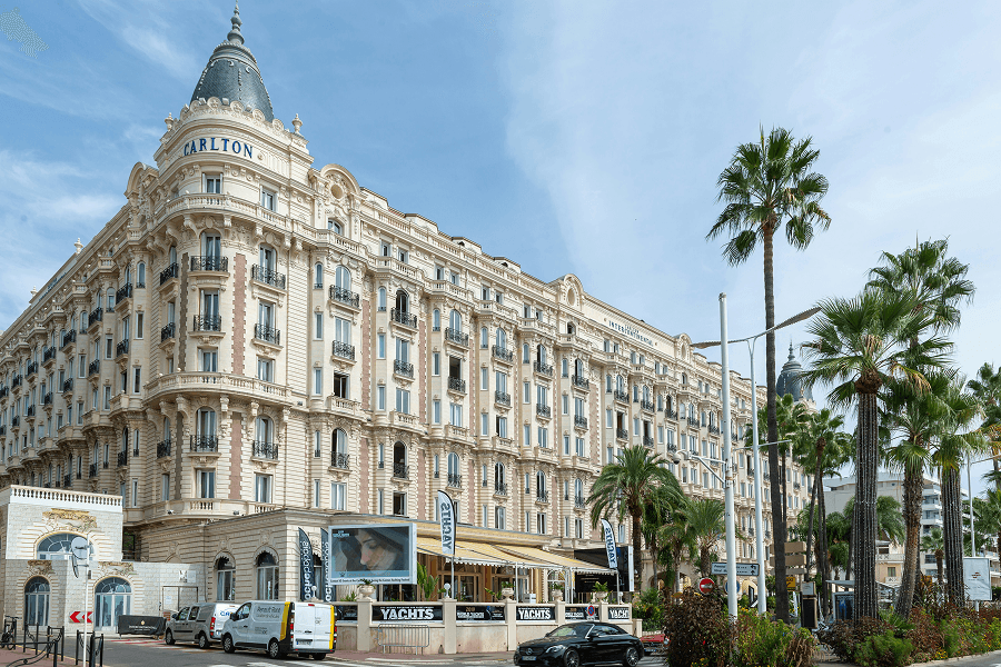 Vue de Cannes, ville desservie par la Laverie des Sneakers