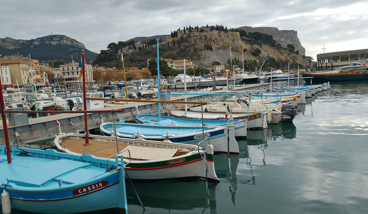 Vue de Cassis, ville desservie par la Laverie des Sneakers