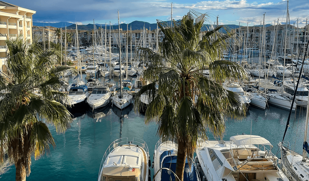 Vue de Fréjus, ville desservie par la Laverie des Sneakers