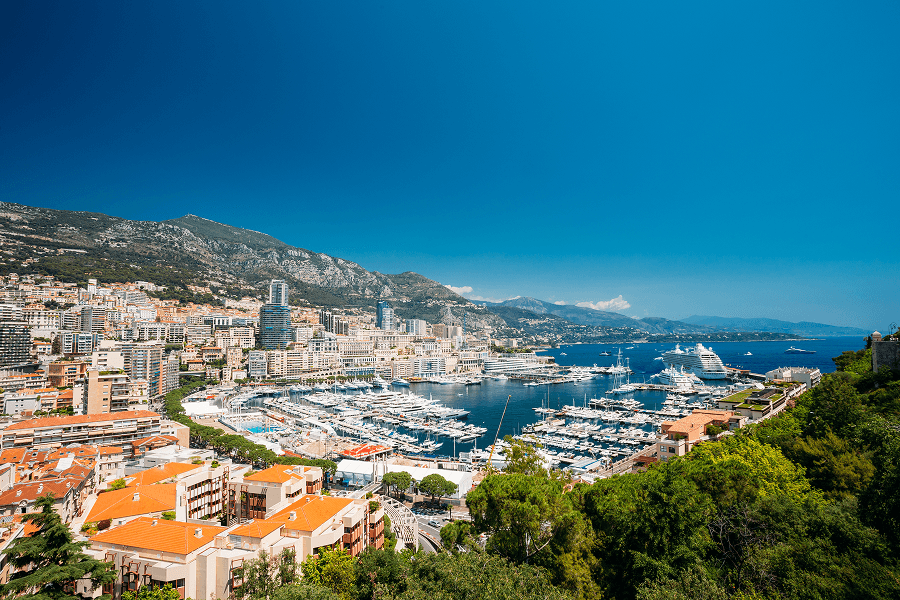Vue de Monaco, ville desservie par la Laverie des Sneakers