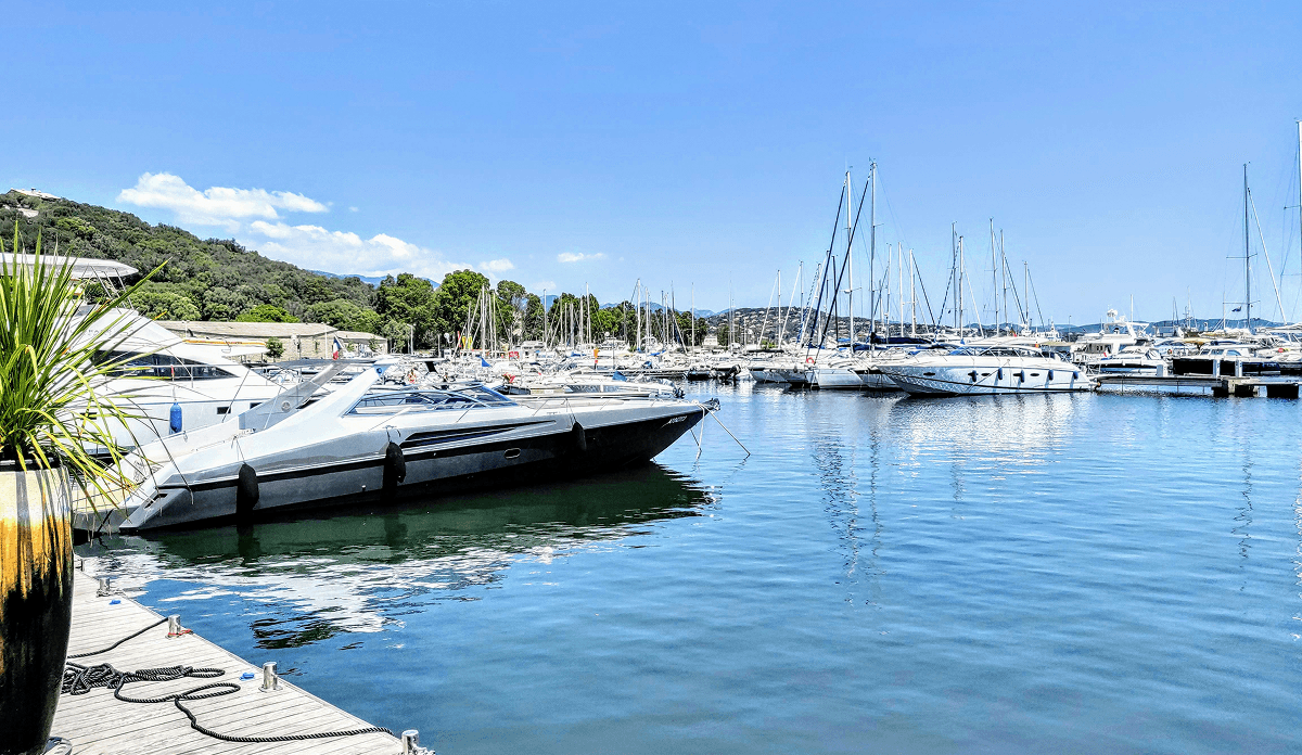 Vue de Porto-Vecchio, ville desservie par la Laverie des Sneakers