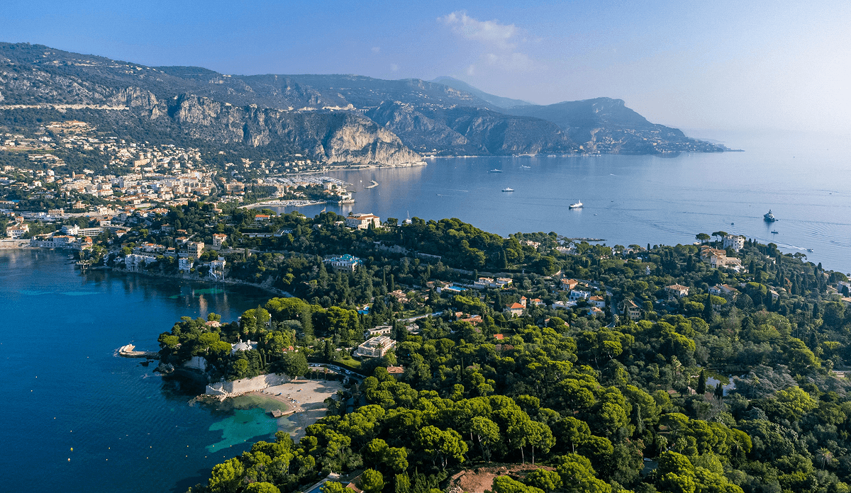 Vue de Saint-Jean-Cap-Ferrat, ville desservie par la Laverie des Sneakers