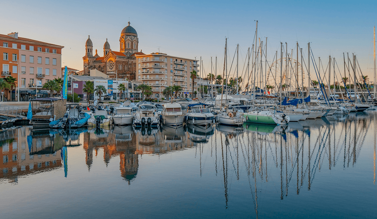 Vue de Saint-Raphaël, ville desservie par la Laverie des Sneakers