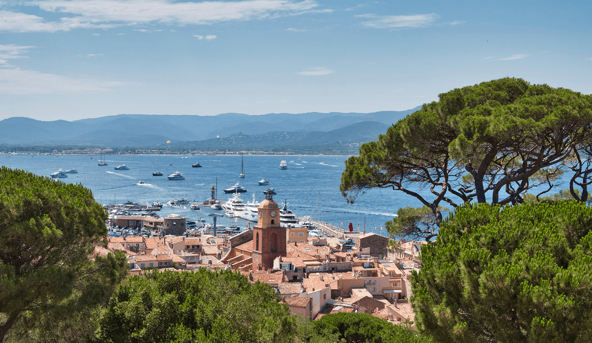Vue de Saint-Tropez, ville desservie par la Laverie des Sneakers