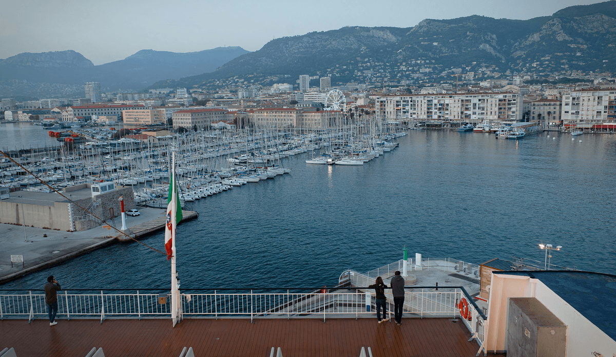 Vue de Toulon, ville desservie par la Laverie des Sneakers