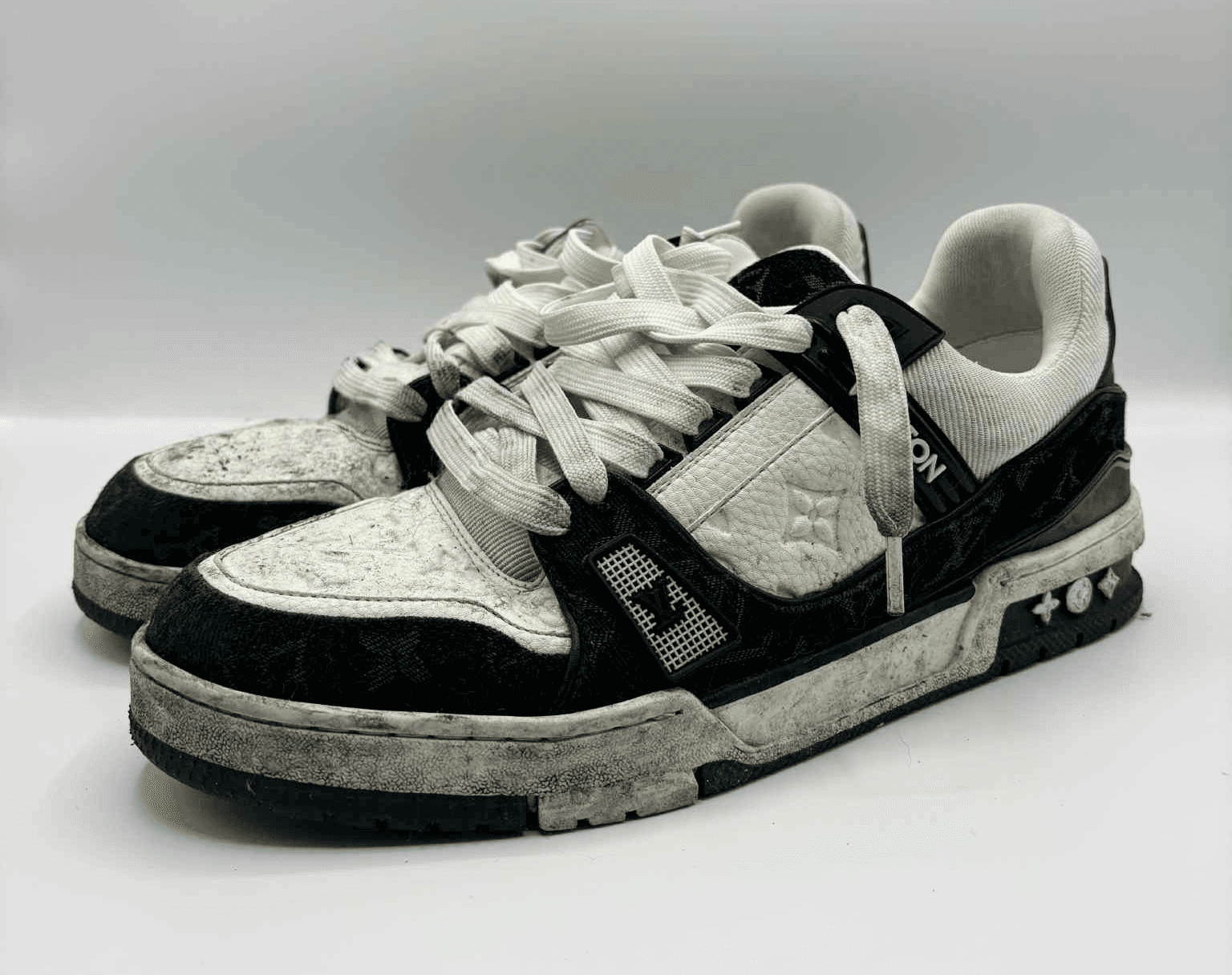 Sneakers Louis Vuitton confiées à l’atelier