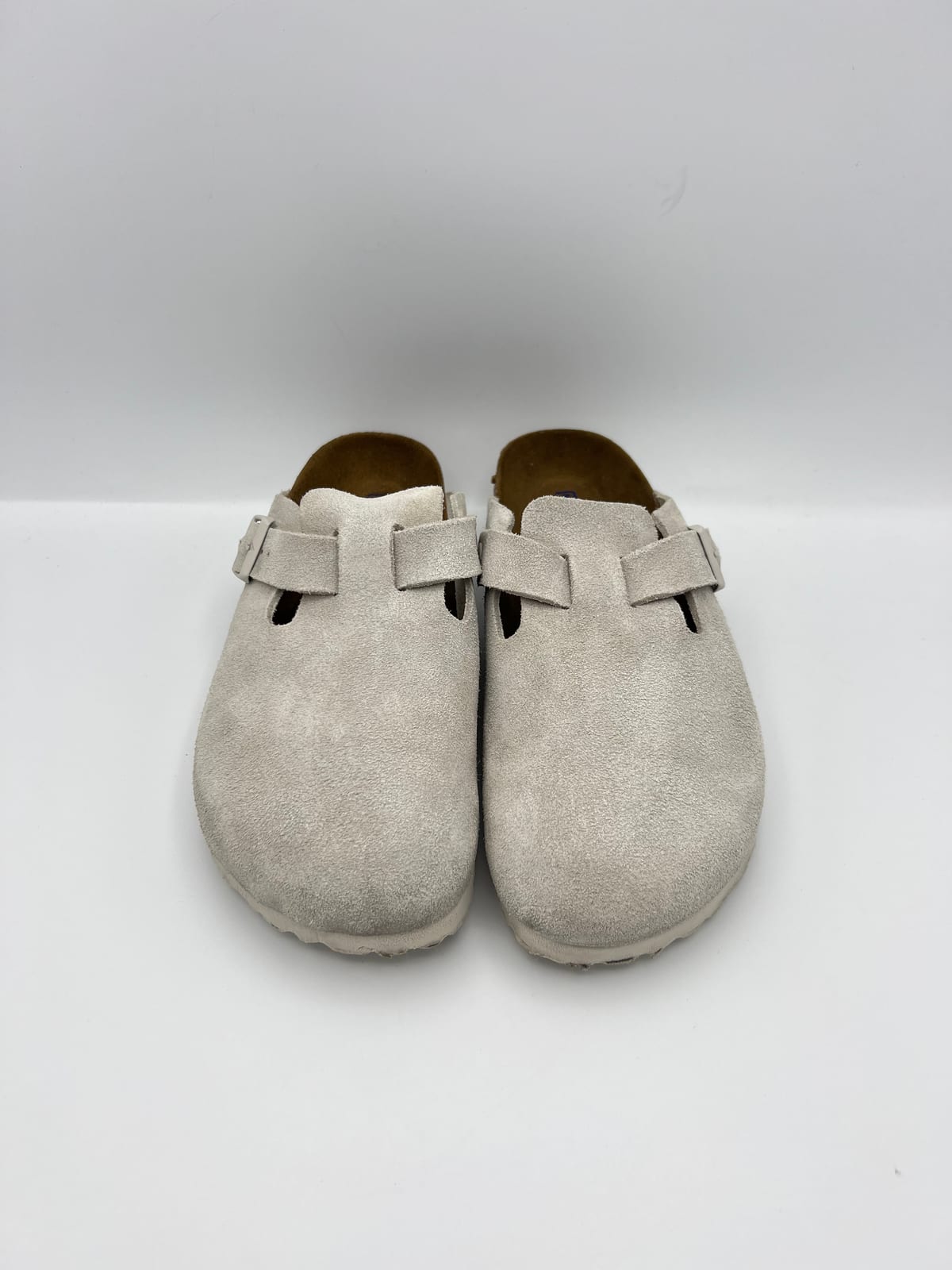 Sabots Birkenstock Boston en daim clair après les soins dans notre atelier