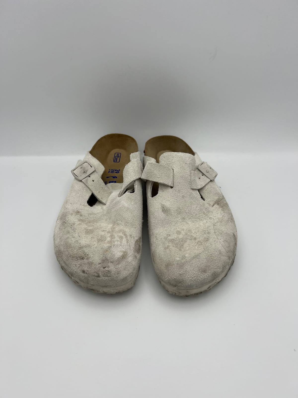 Sabots Birkenstock Boston en daim clair avant les soins dans notre atelier