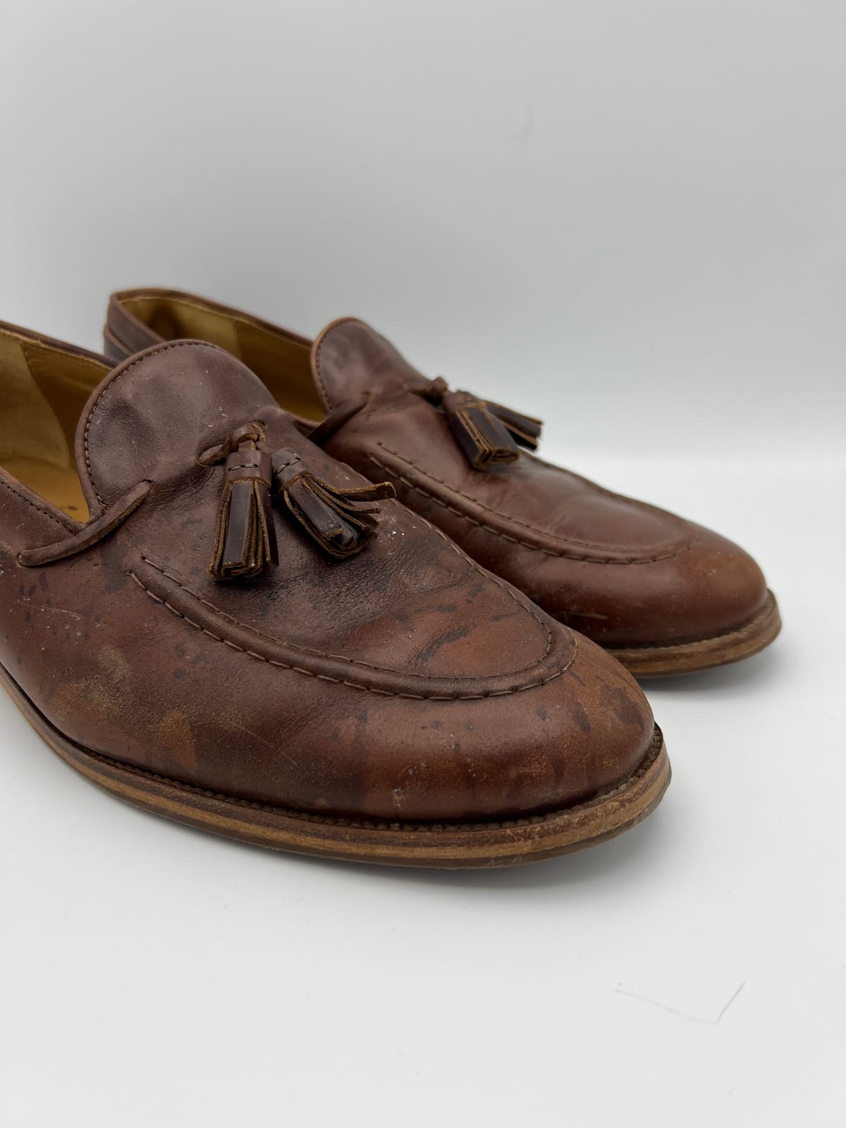 Mocassins Bobbies à pompons avant les soins dans notre atelier