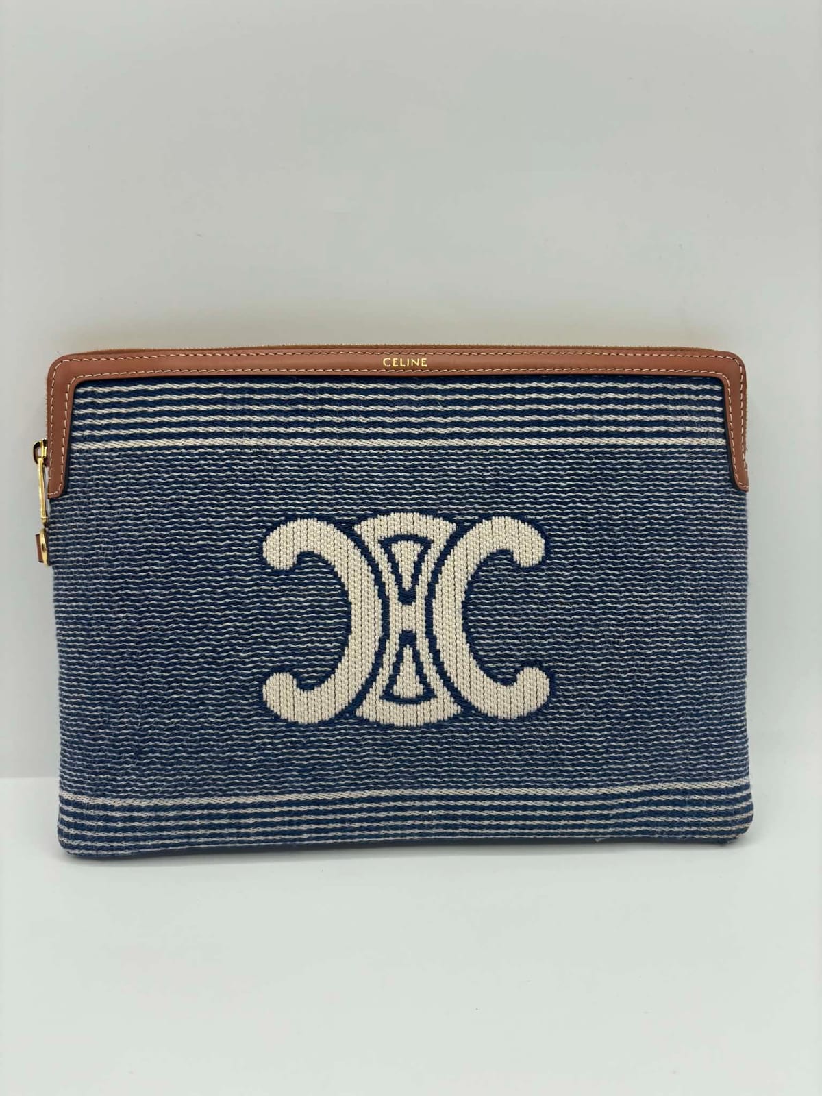 Pochette Céline en toile et cuir avant sa prise en charge dans notre atelier