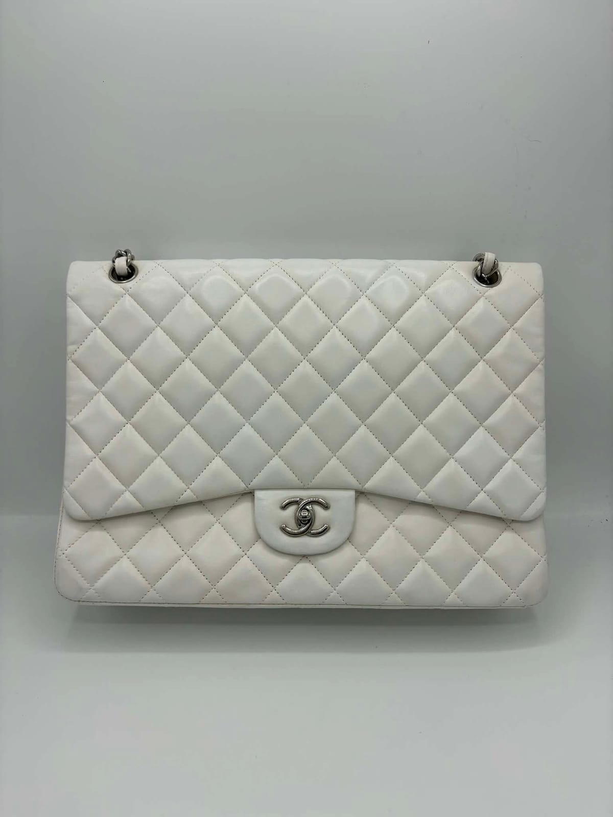 Sac Chanel classique en cuir clair après les soins réalisés dans notre atelier