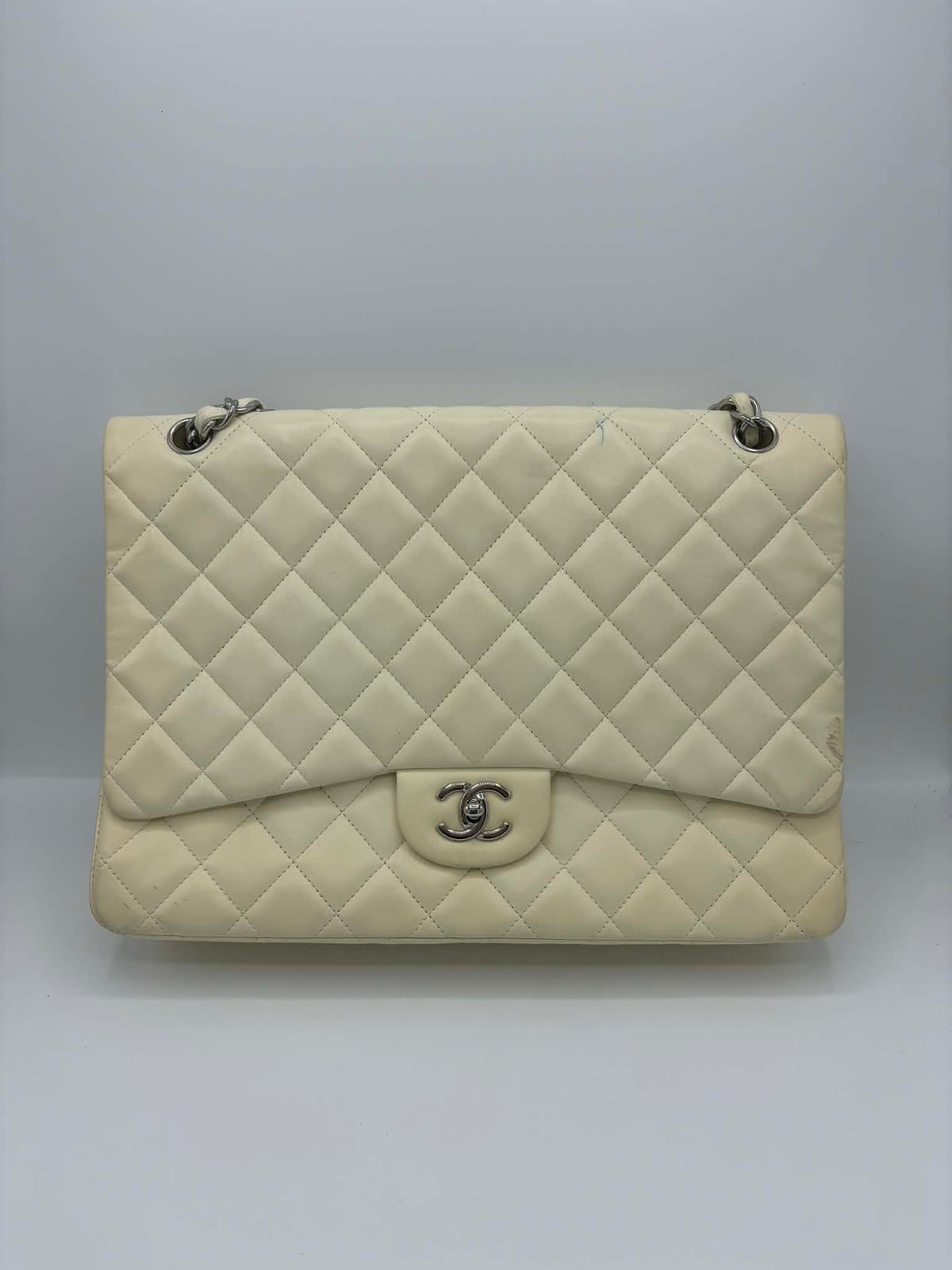 Sac Chanel classique en cuir clair avant sa prise en charge dans notre atelier