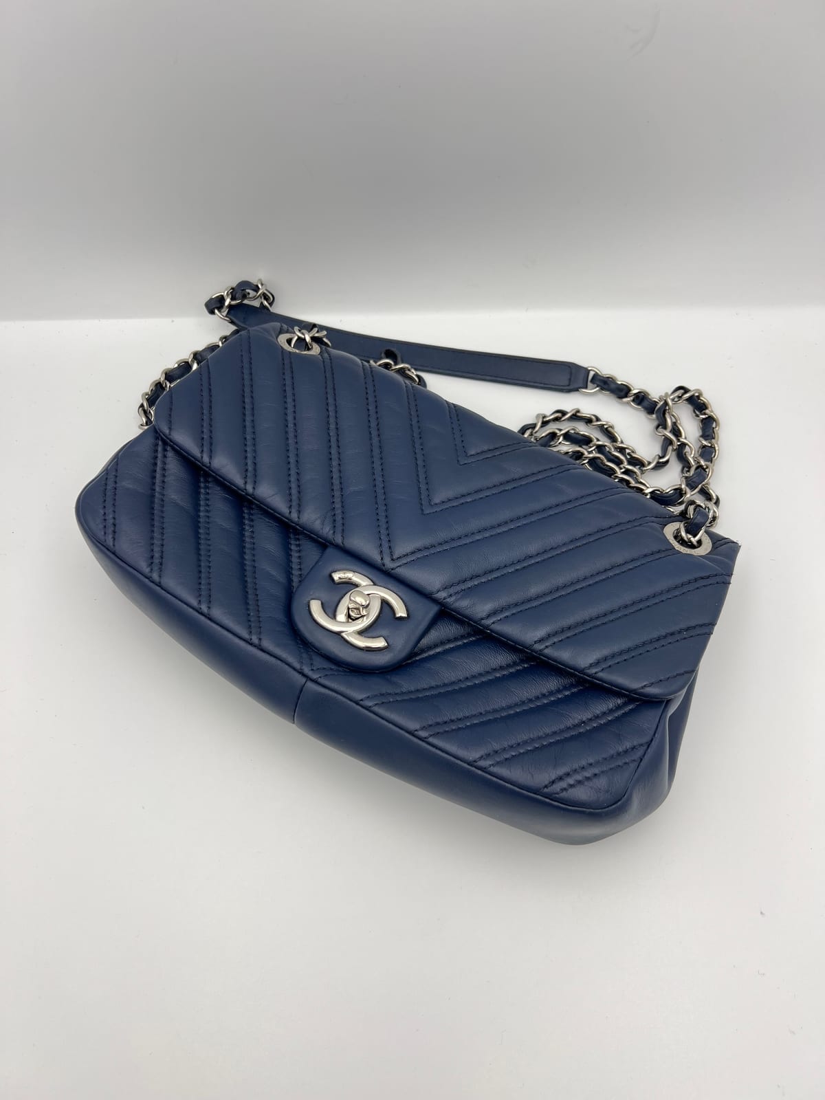 Sac Chanel en cuir matelassé bleu après les soins réalisés dans notre atelier