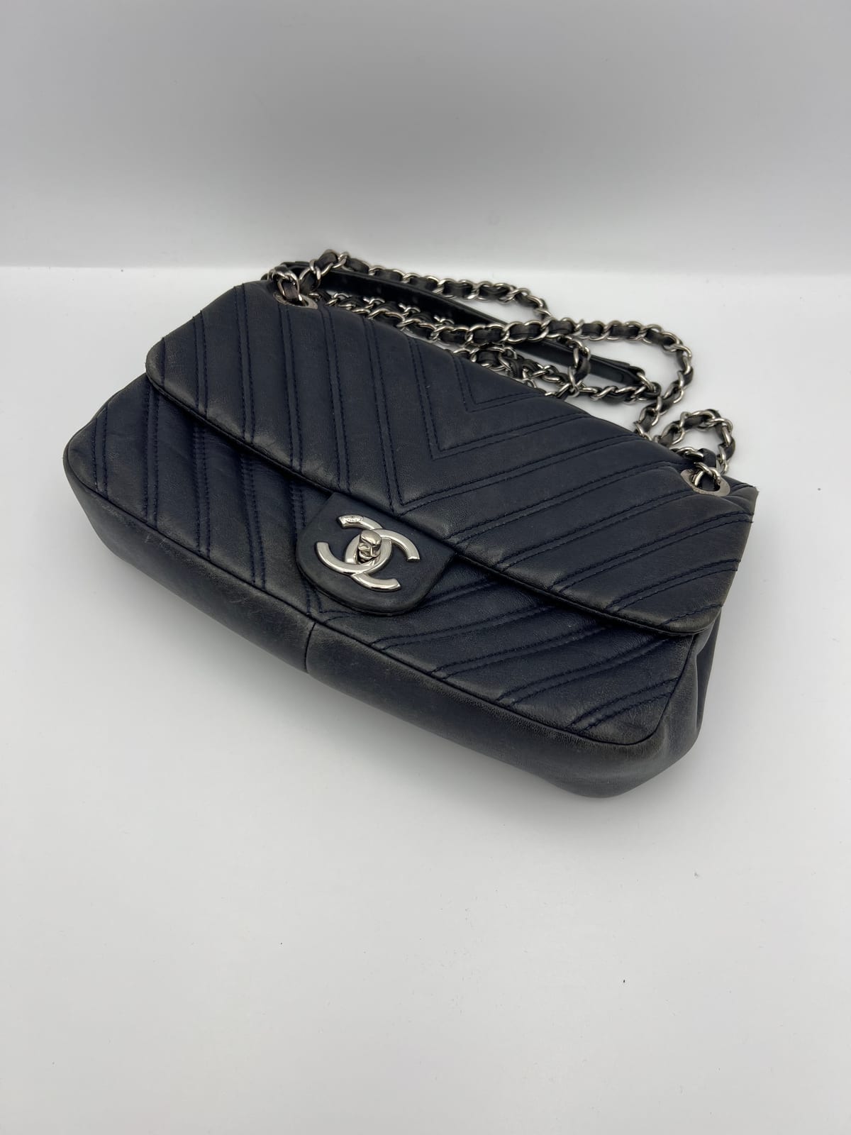 Sac Chanel en cuir matelassé bleu avant sa prise en charge dans notre atelier