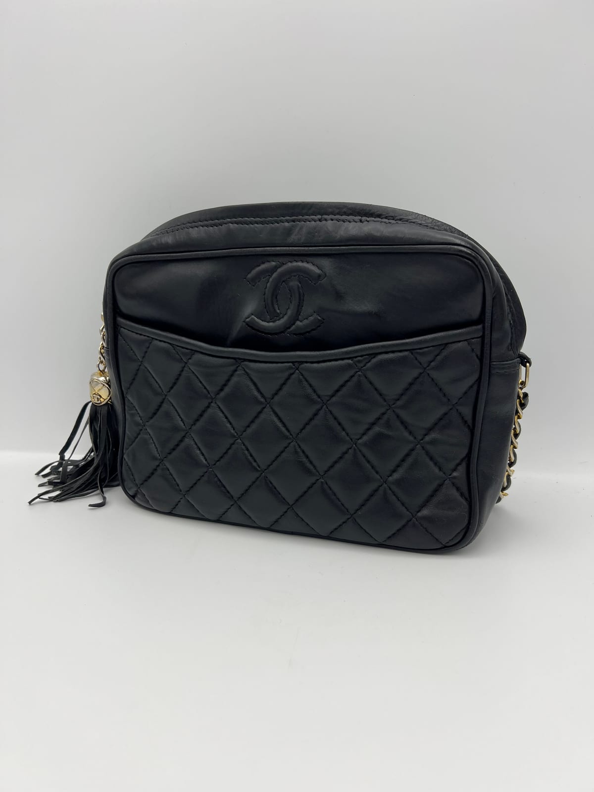 Sac Chanel noir à bandoulière après les soins réalisés dans notre atelier