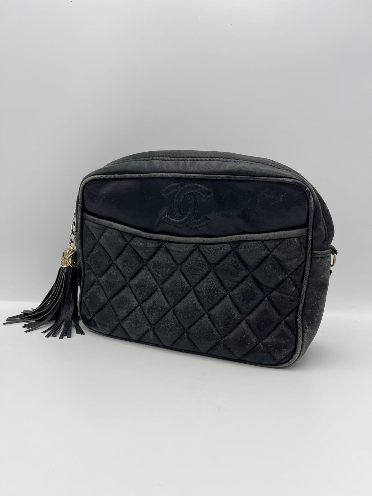 Sac Chanel noir à bandoulière avant sa prise en charge dans notre atelier