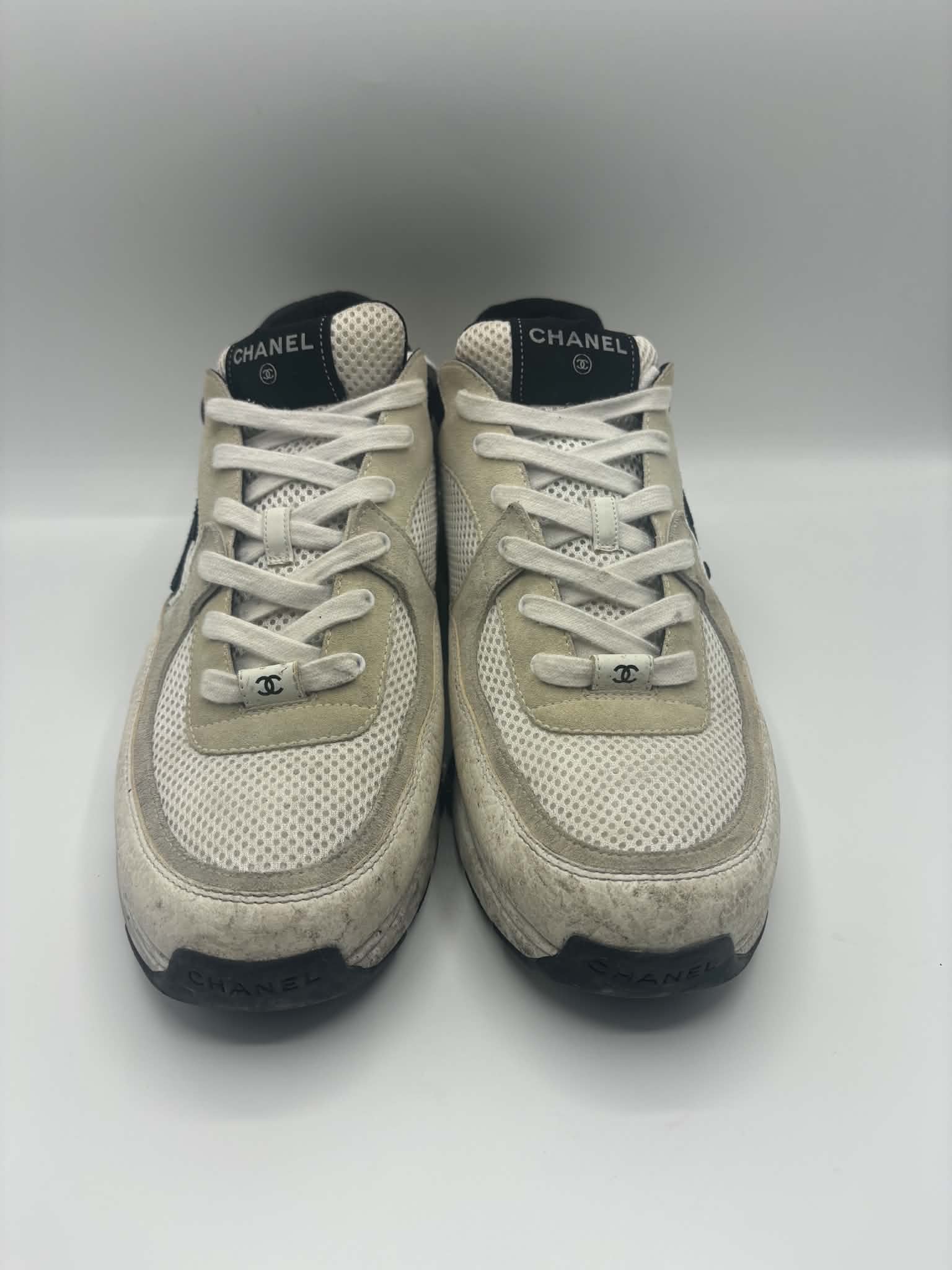 Sneakers Chanel beiges avant les soins dans notre atelier