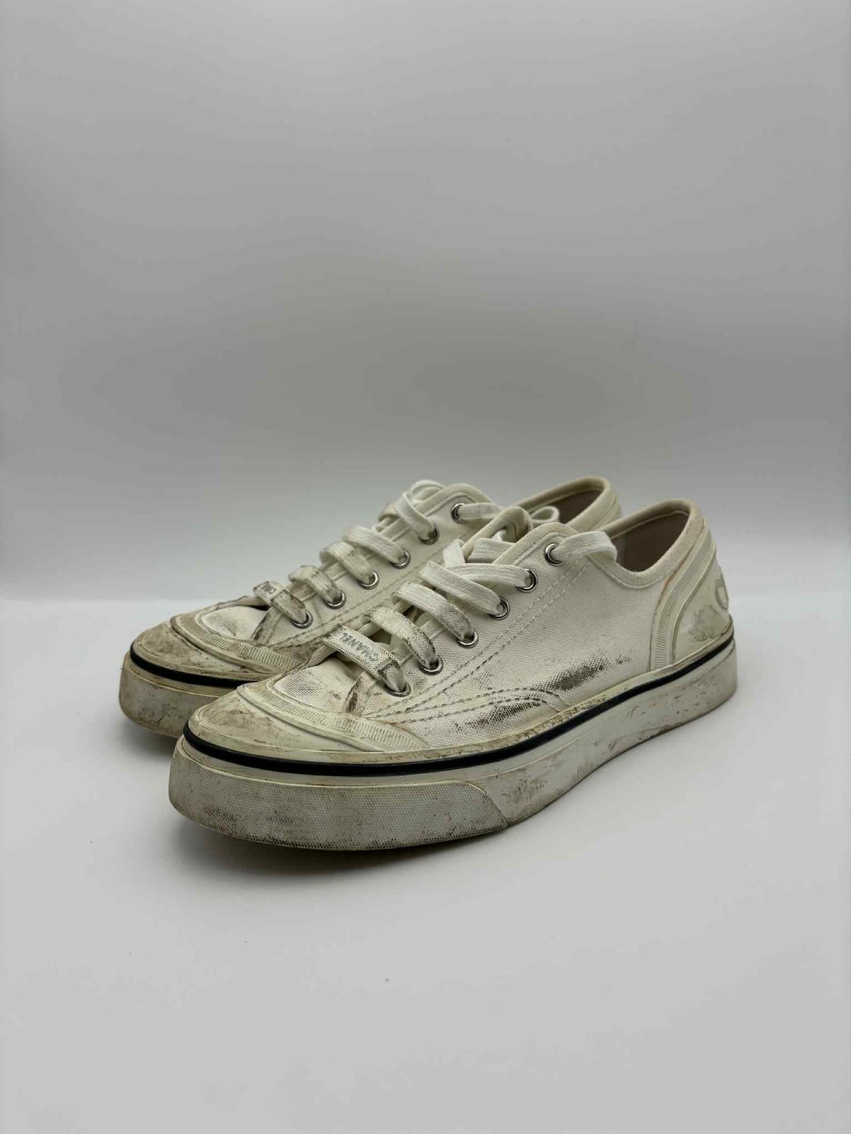 Sneakers Chanel avant nettoyage dans notre atelier
