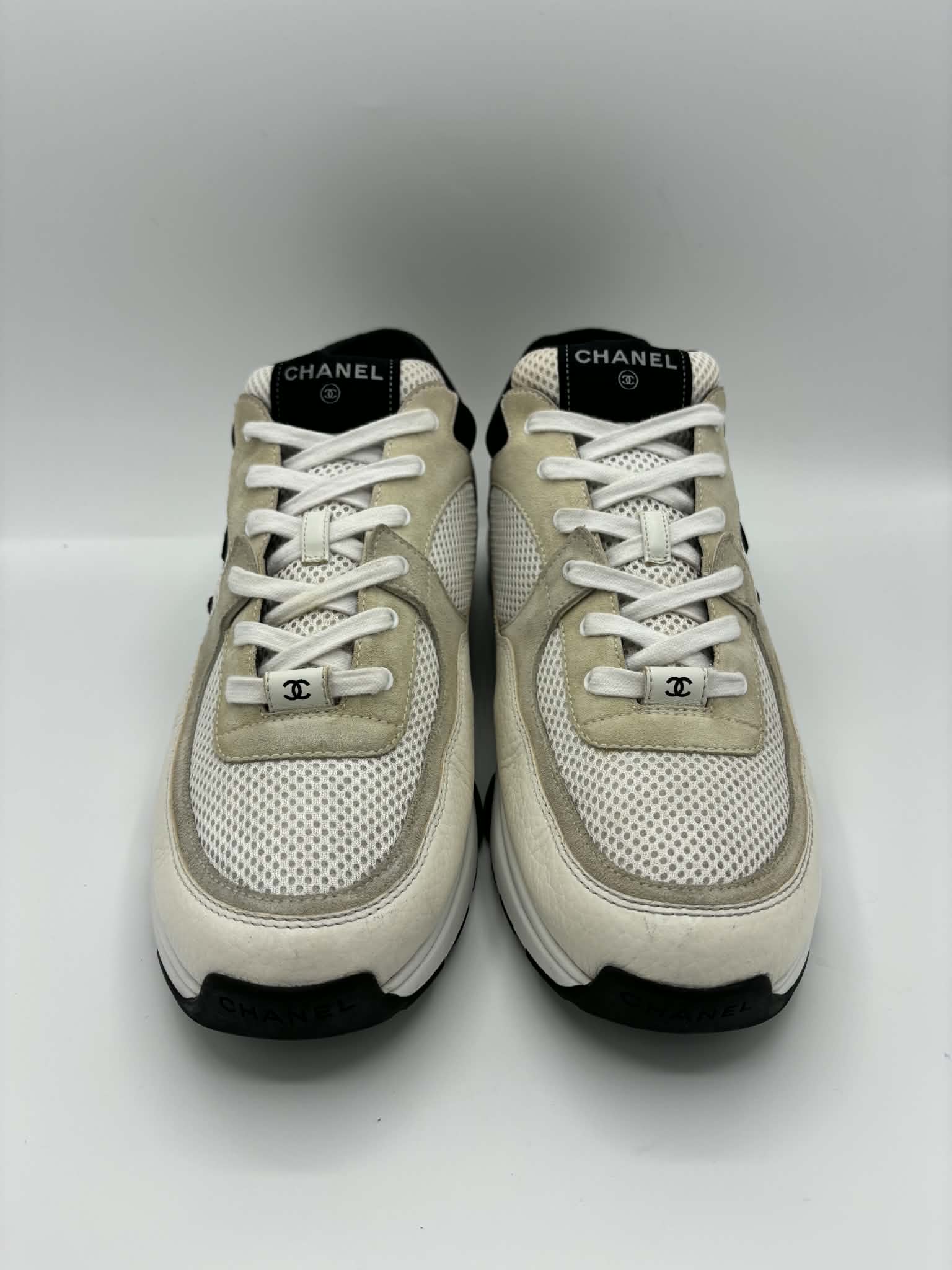 Sneakers Chanel beiges après les soins dans notre atelier