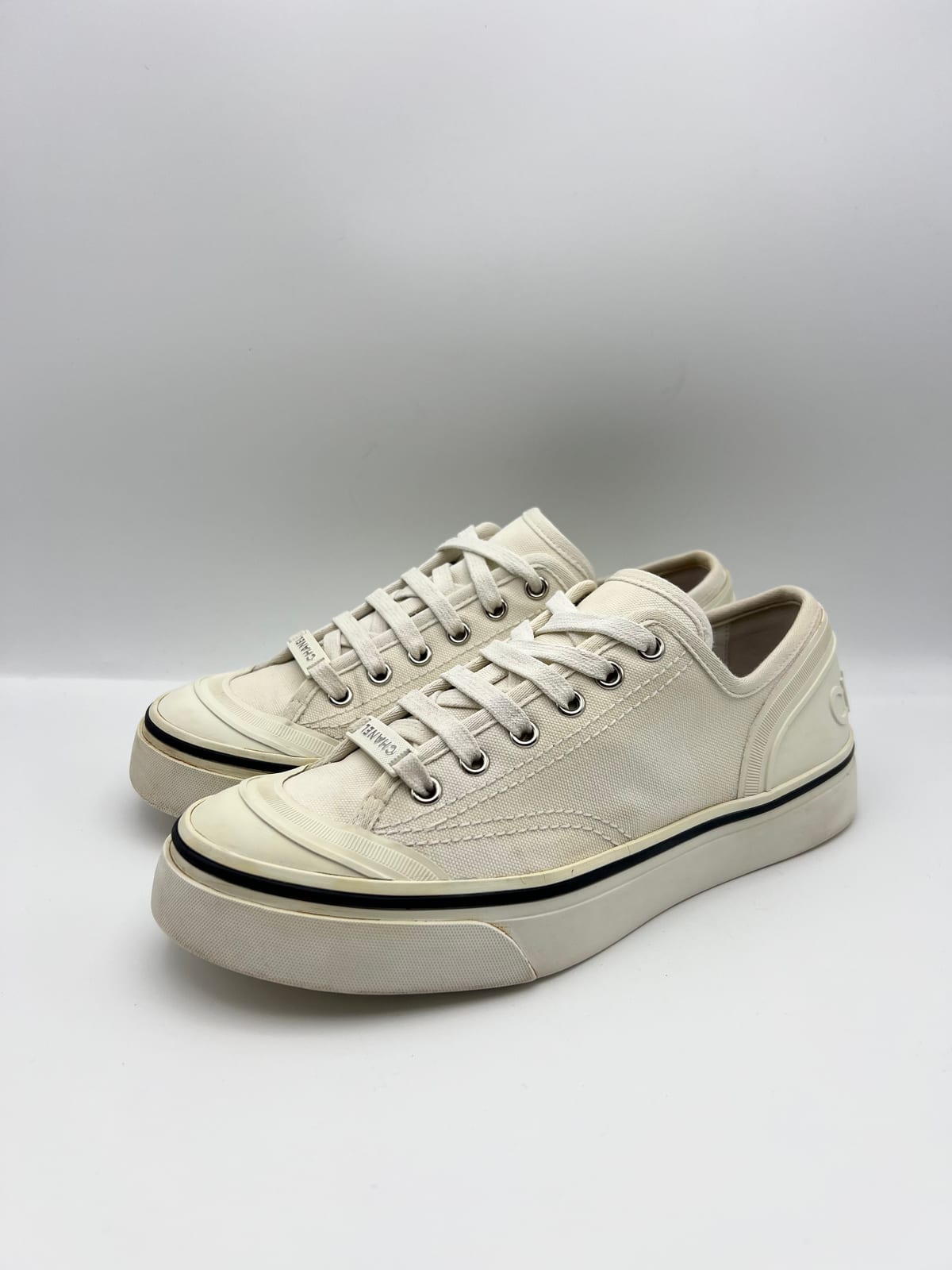 Sneakers Chanel après nettoyage et rénovation dans notre atelier