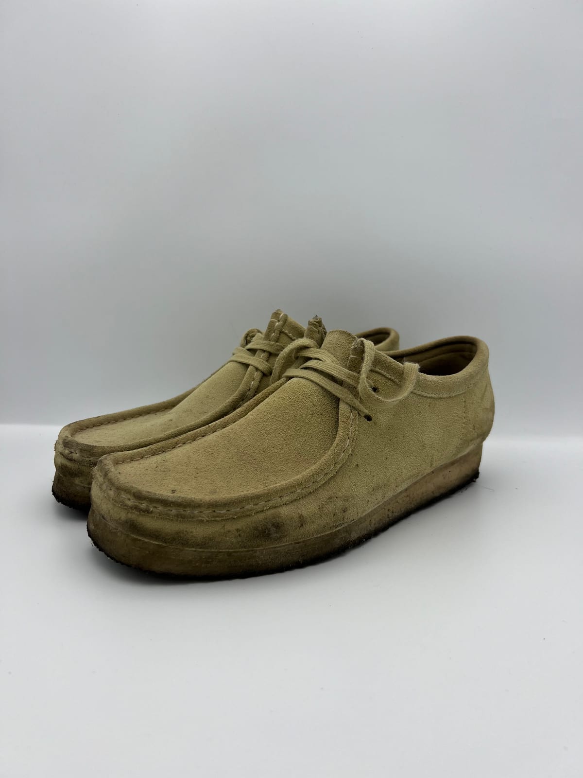 Clarks Wallabee en daim beige avant les soins dans notre atelier