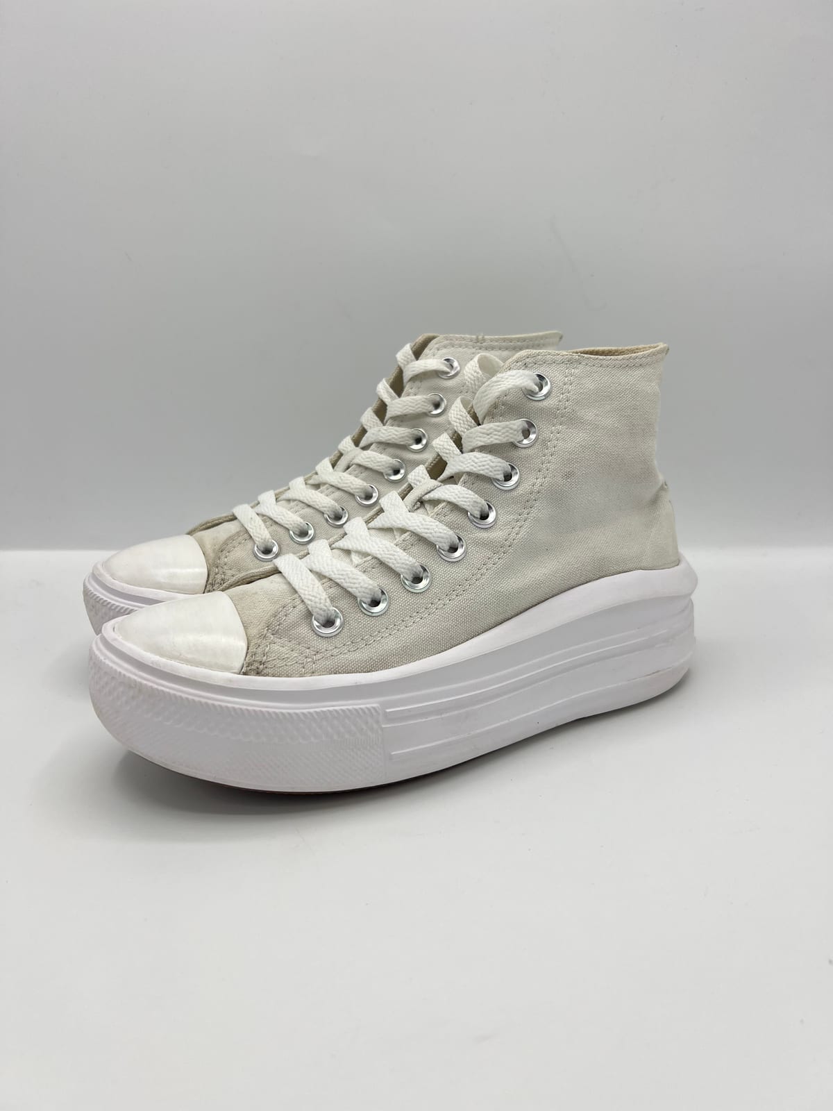 Converse All Star montantes après les soins dans notre atelier