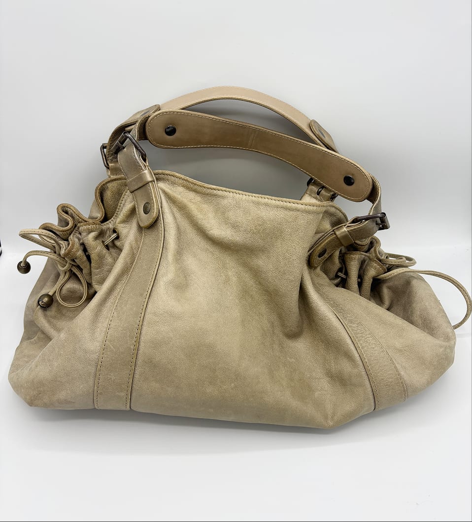 Sac Gérard Darel en cuir clair avant les soins dans notre atelier