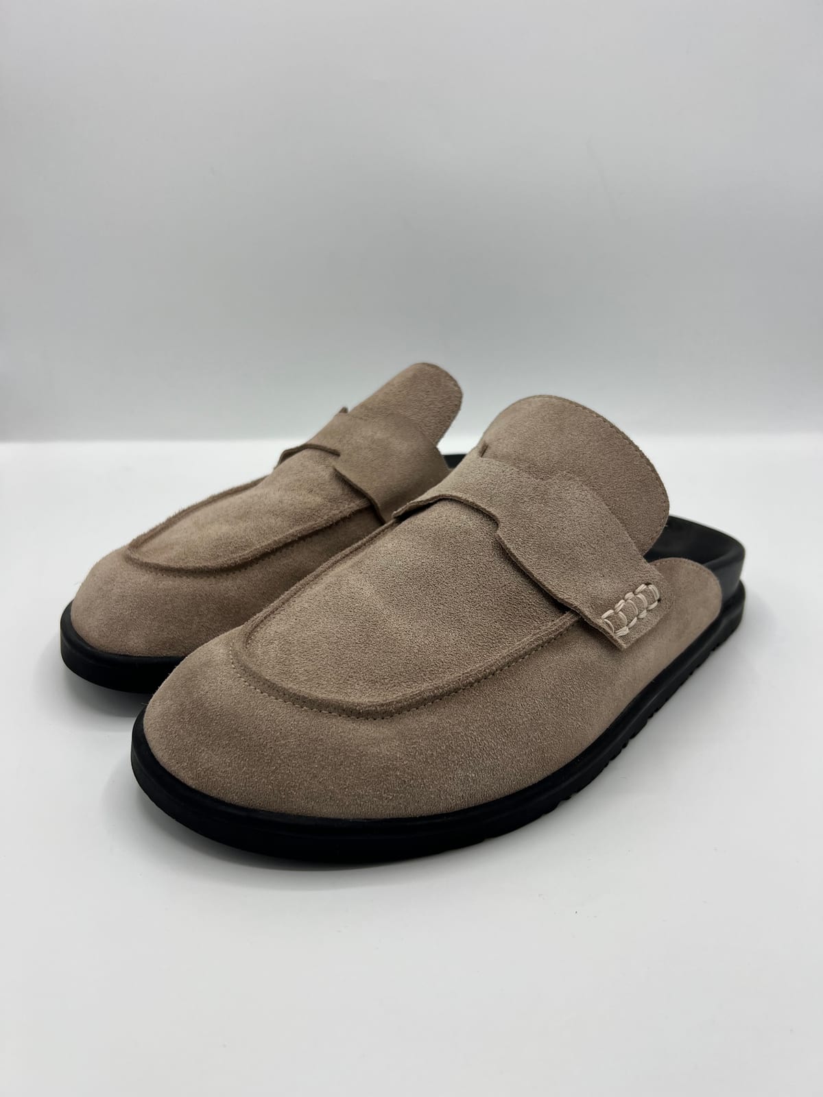 Mules Hermès Go en daim beige après les soins dans notre atelier